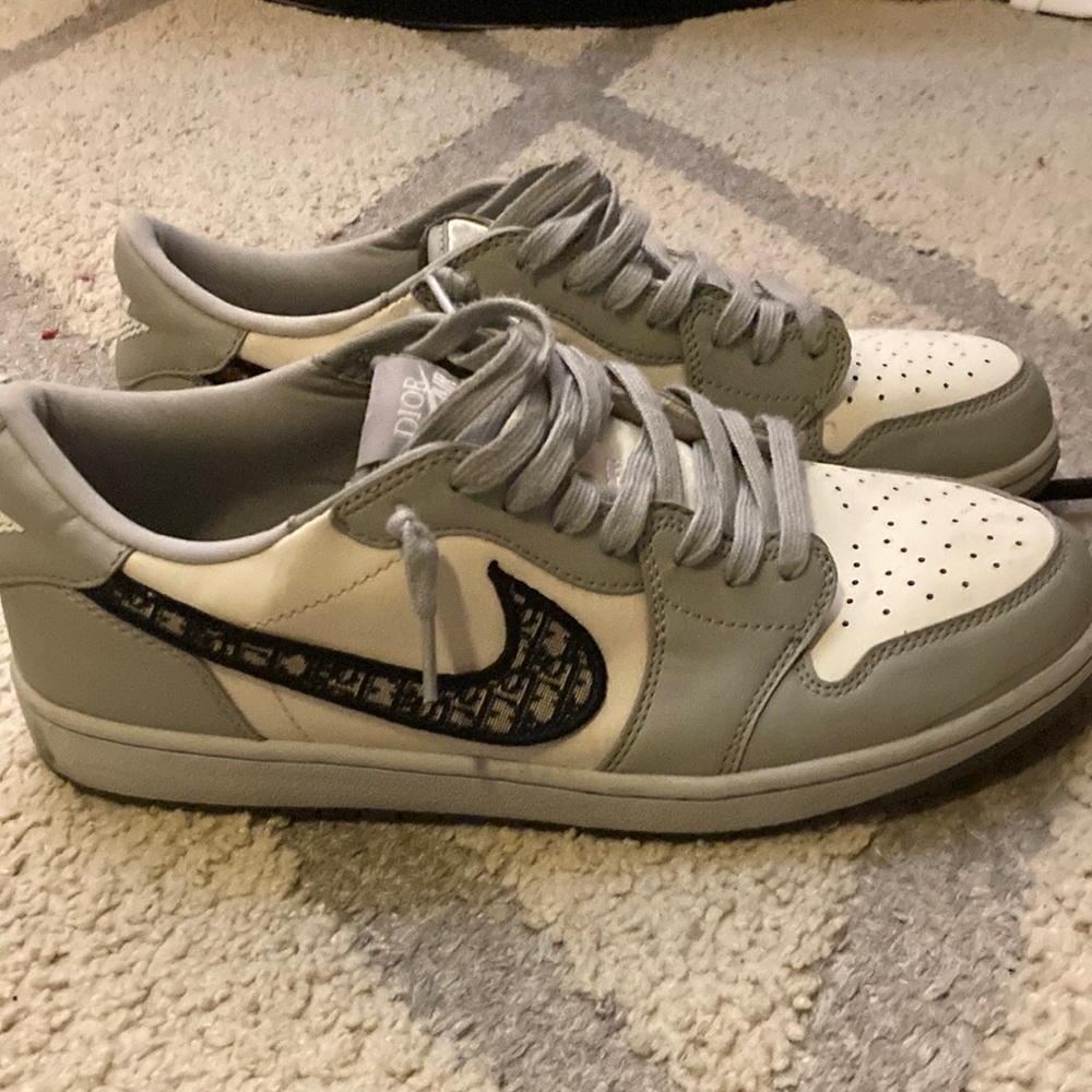 Low dior ones. A little dirty. Im willing to drop price.